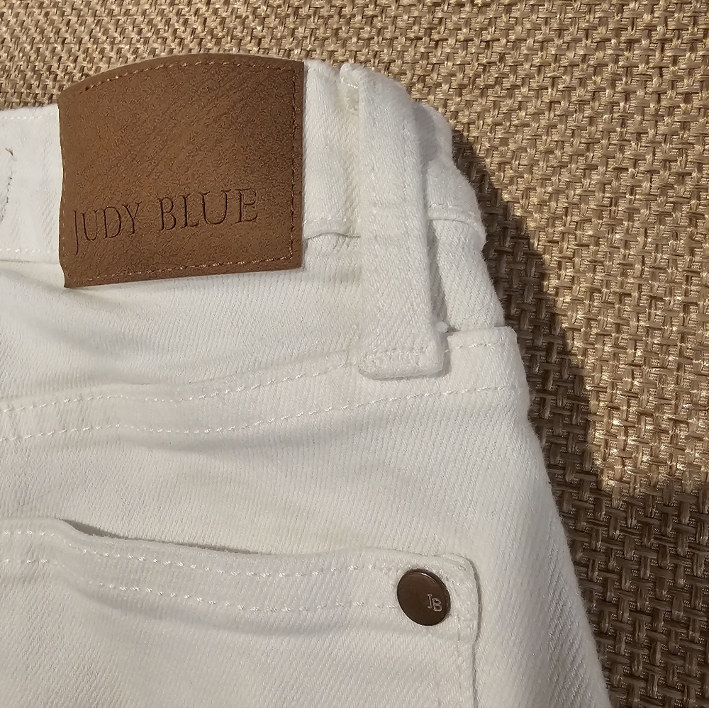 Judy Blue white boyfriend jeans in size 24.Relaxed boyfriend fit with cuffed hem - Picture 7 of 8